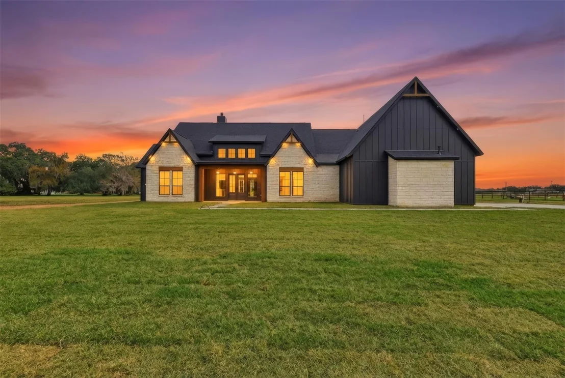 Photo of 467 Springfield Trail