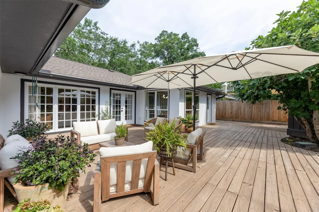 Photo of 802 N Wilcrest Drive