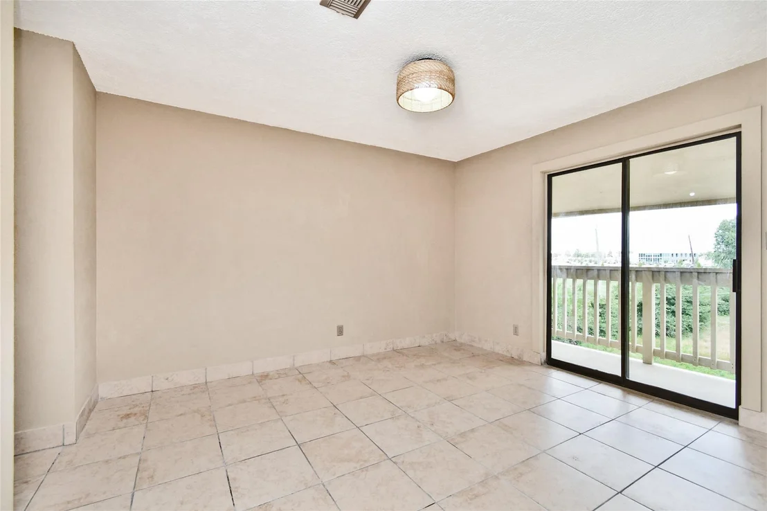 Photo of Unit 14A at 2501 Gulf Freeway