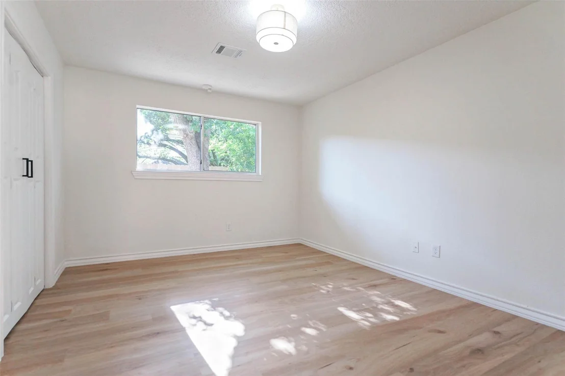Photo of 11618 Lakeside Place Drive