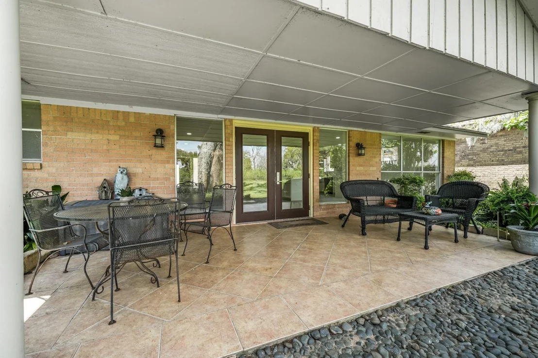 Photo of 2261 Riverside Drive