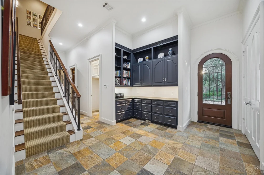 Photo of 47 N Regent Oak