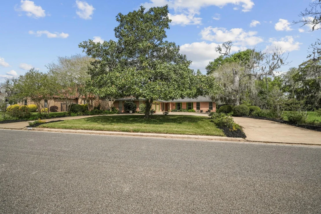 Photo of 2261 Riverside Drive