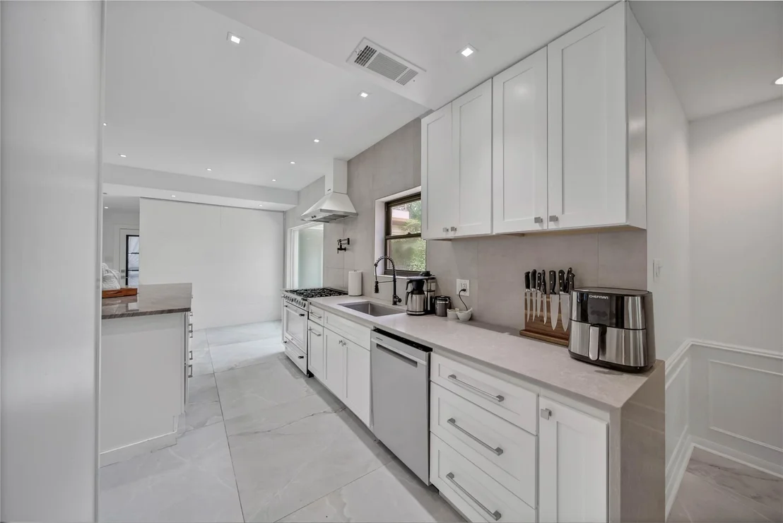 Photo of 1030 Chantilly Lane