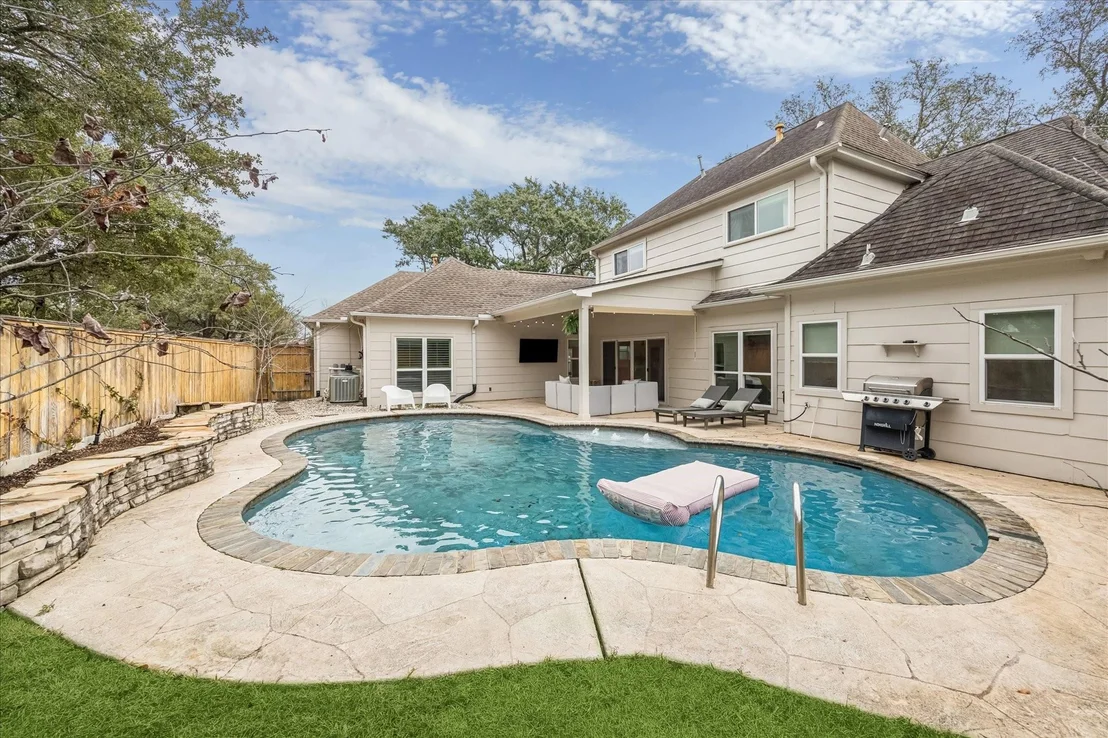 Photo of 810 Silvergate Drive