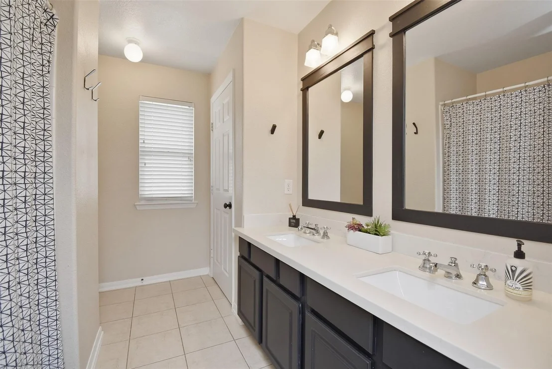 Photo of 5615 Edgewood Place Drive