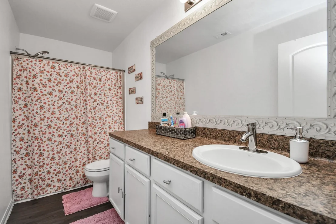 Photo of 985 Lake View Circle W