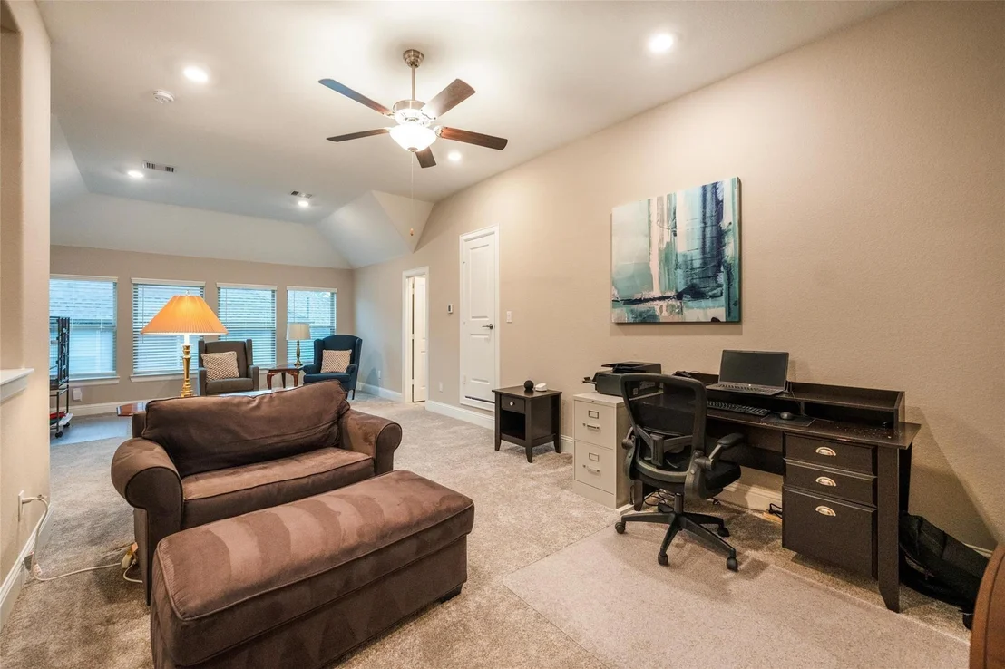Photo of 915 Falcon Hollow Lane