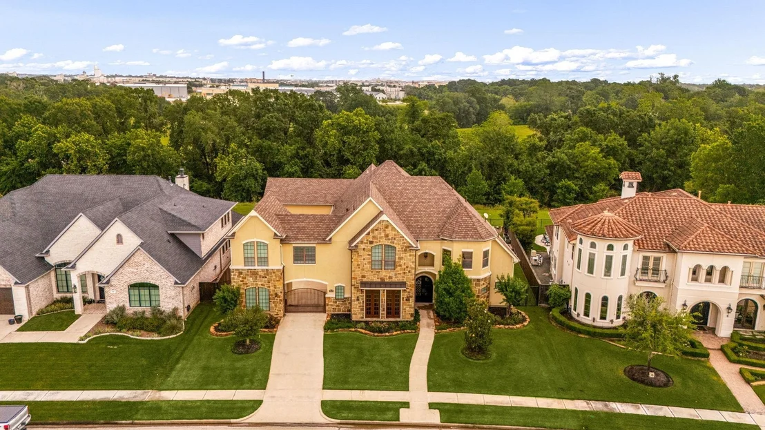 Photo of 915 Windsor Woods Lane