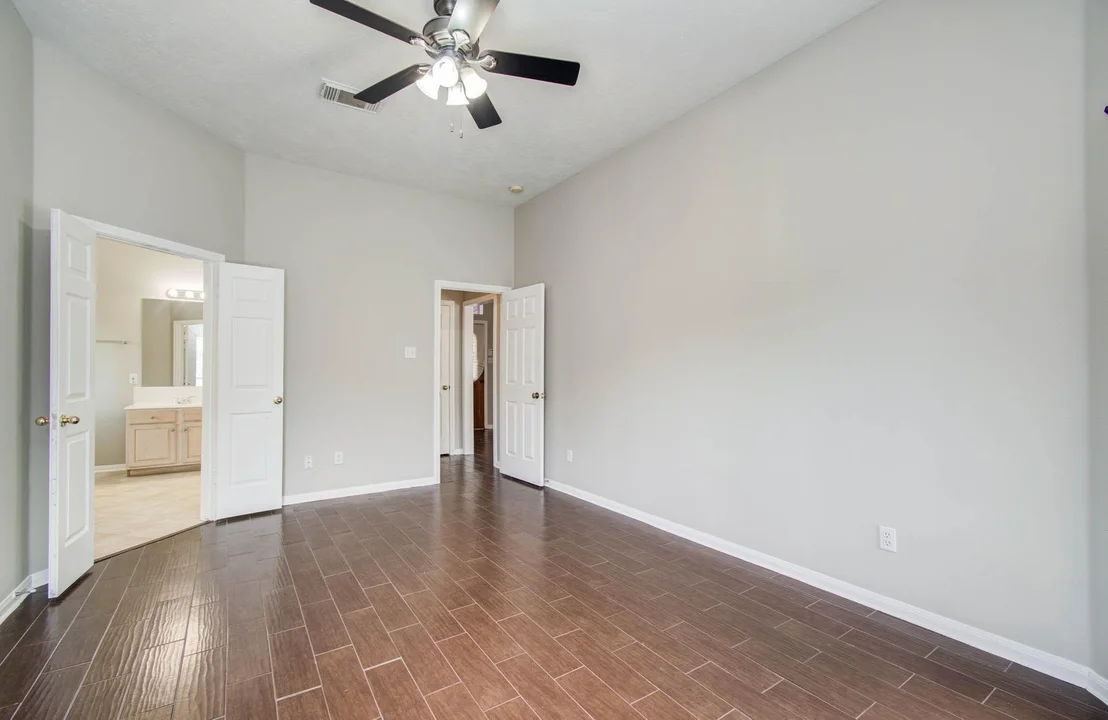 Photo of 911 E Hampton Drive