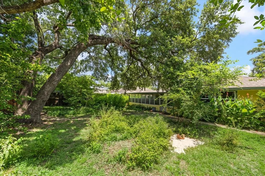 Photo of 2110 Chippendale Road