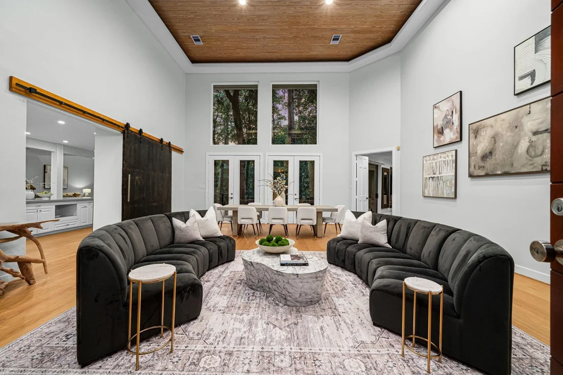Photo of 102 Lakeside Oaks Drive