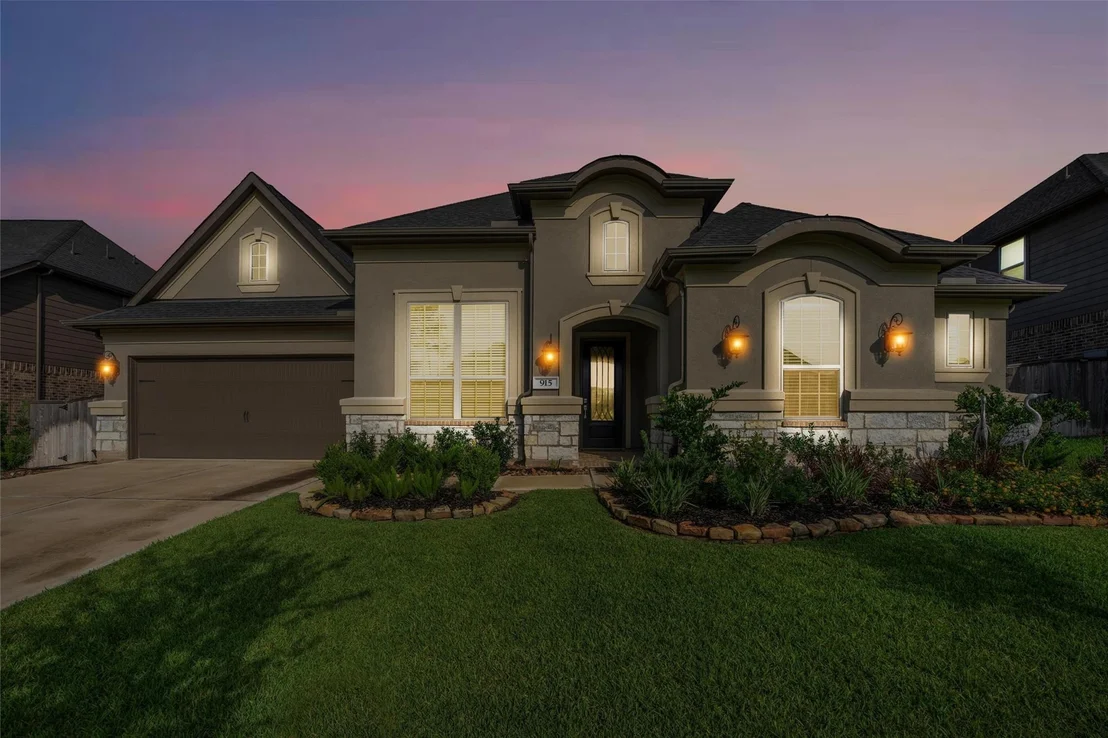 Photo of 915 Falcon Hollow Lane