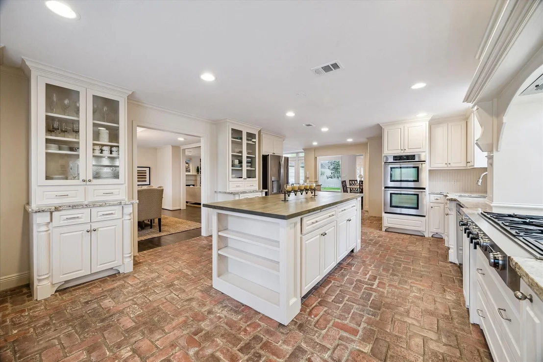Photo of 6143 Chevy Chase Drive