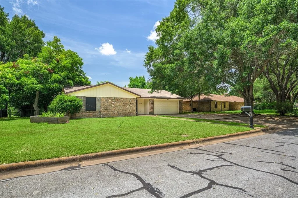 Photo of 1108 Hollis Drive