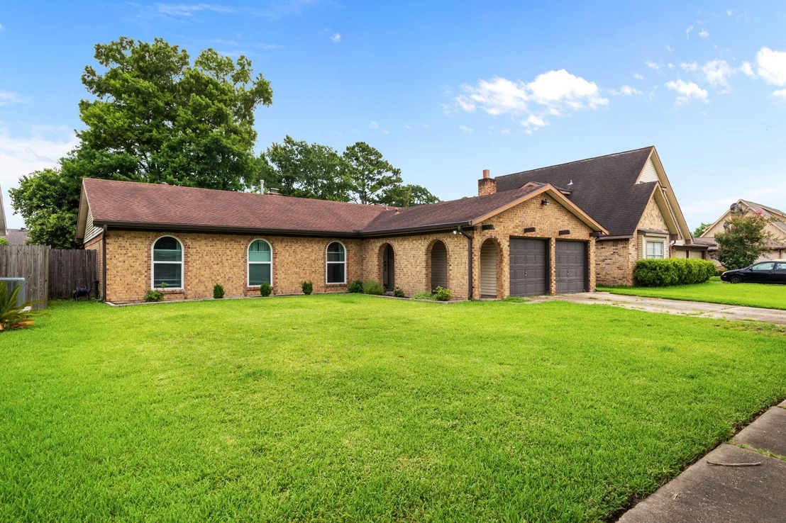 Photo of 16119 La Avenida Drive