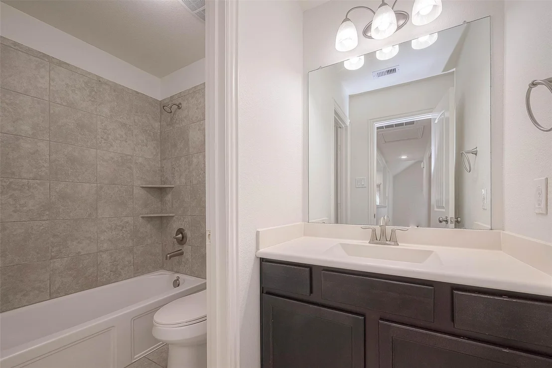 Photo of 2261 Oak Circle Drive N