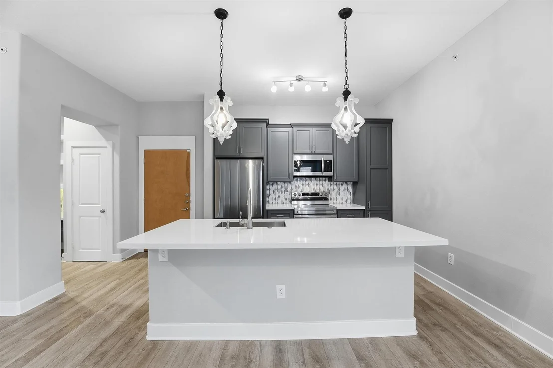 Photo of Unit 4113 at 1901 Post Oak Boulevard