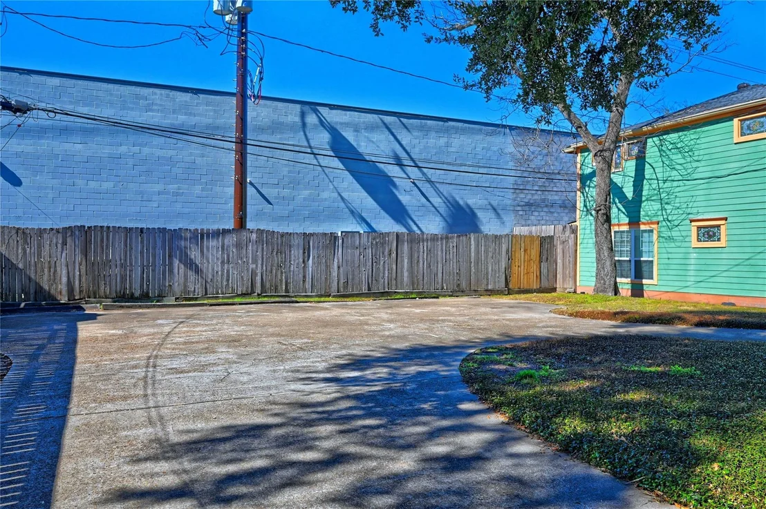 Photo of 925 Heights Boulevard