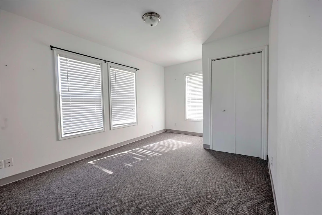 Photo of 122 Ave E