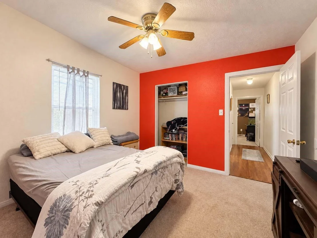 Photo of 828 Robinson Road