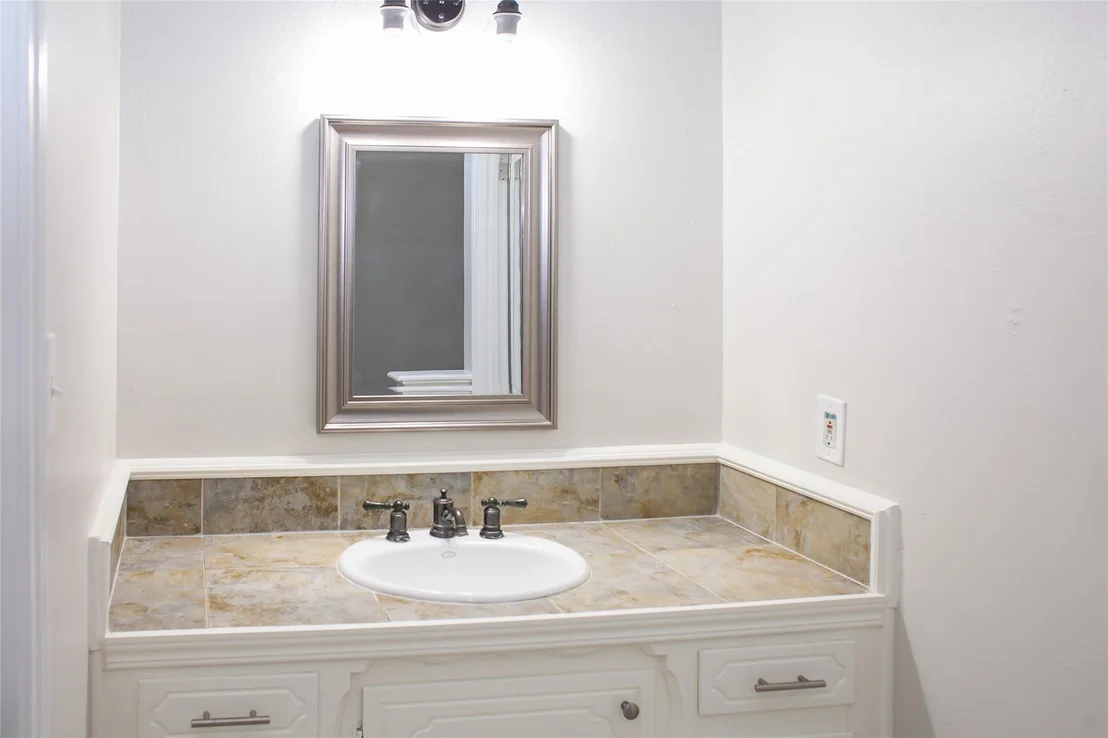 Photo of 912 Robinson Road