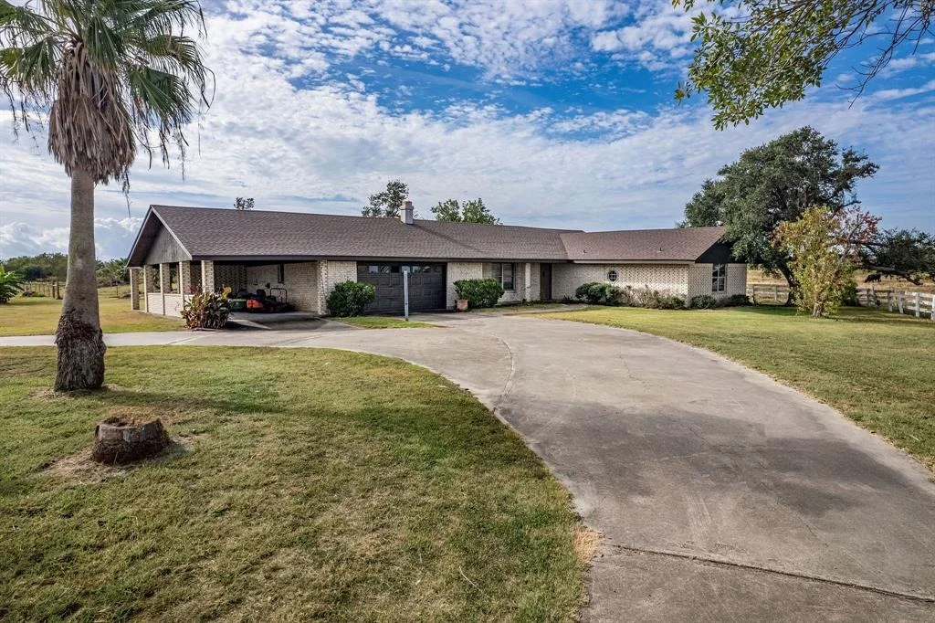 Photo of 587 Seakist Road