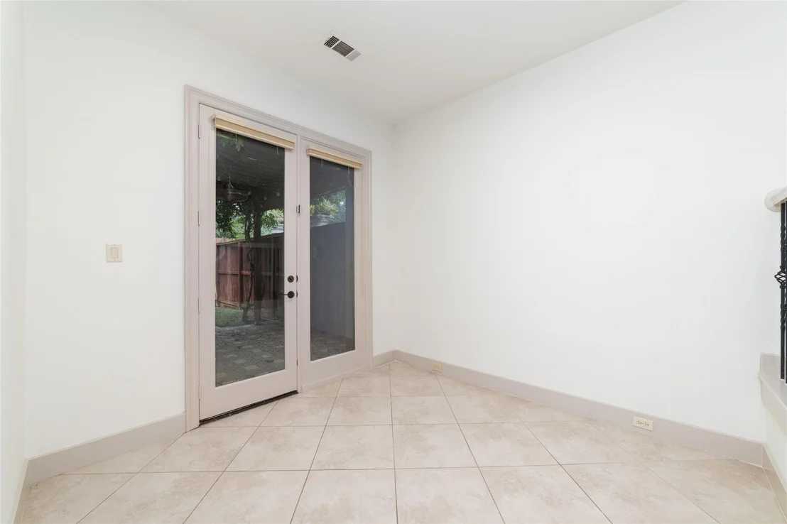 Photo of 2822 Stuart Manor