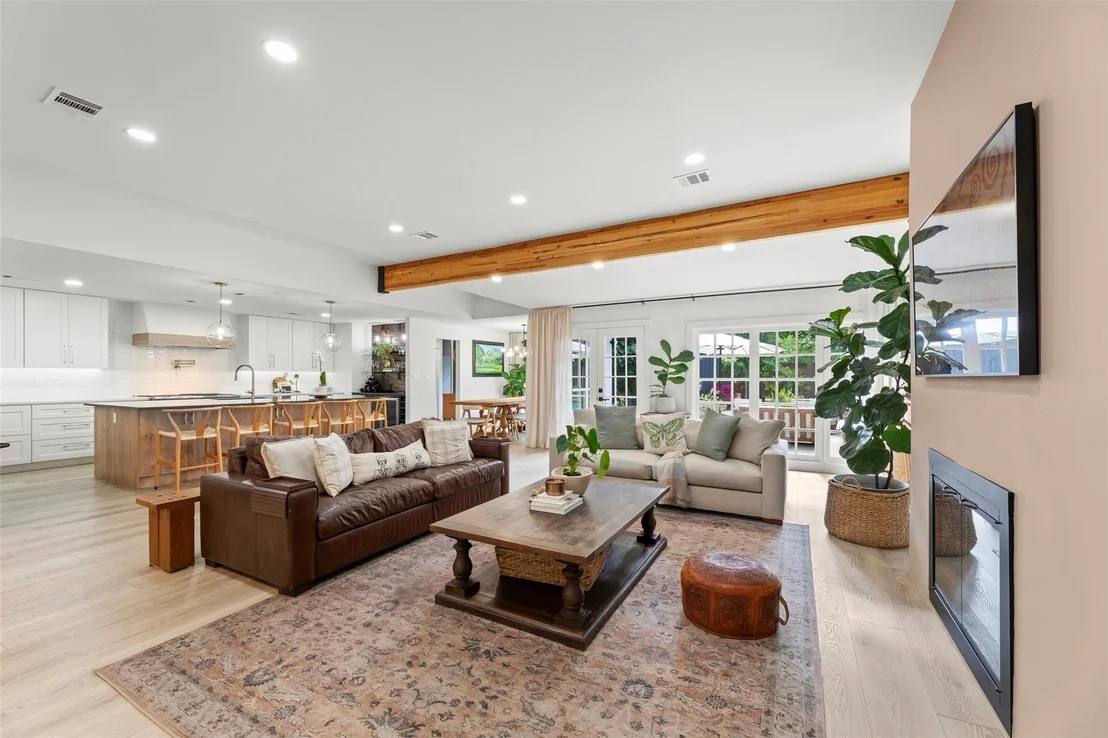 Photo of 802 N Wilcrest Drive