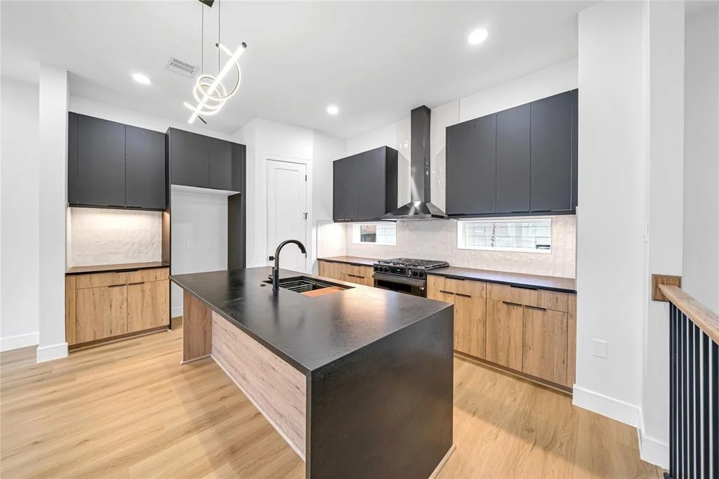 Photo of 2423 Bastrop Street