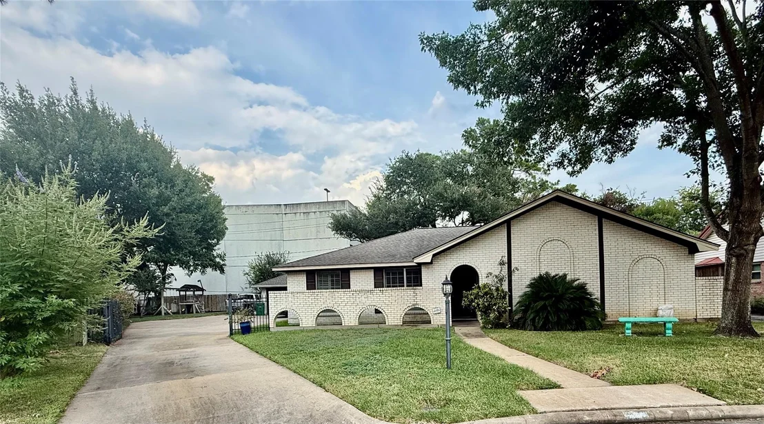 Photo of 930 W Forest Drive