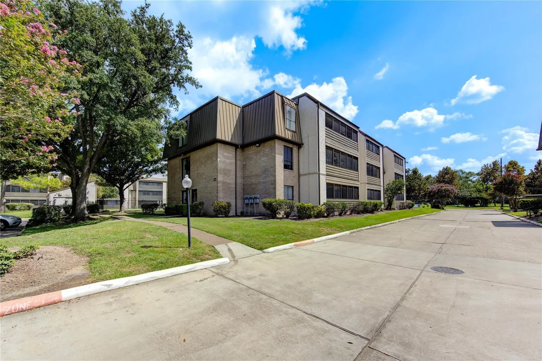 Photo of Unit 21 at 3055 Walnut Bend Lane