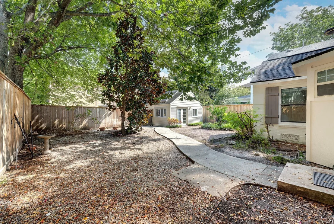 Photo of 1832 Albans Road