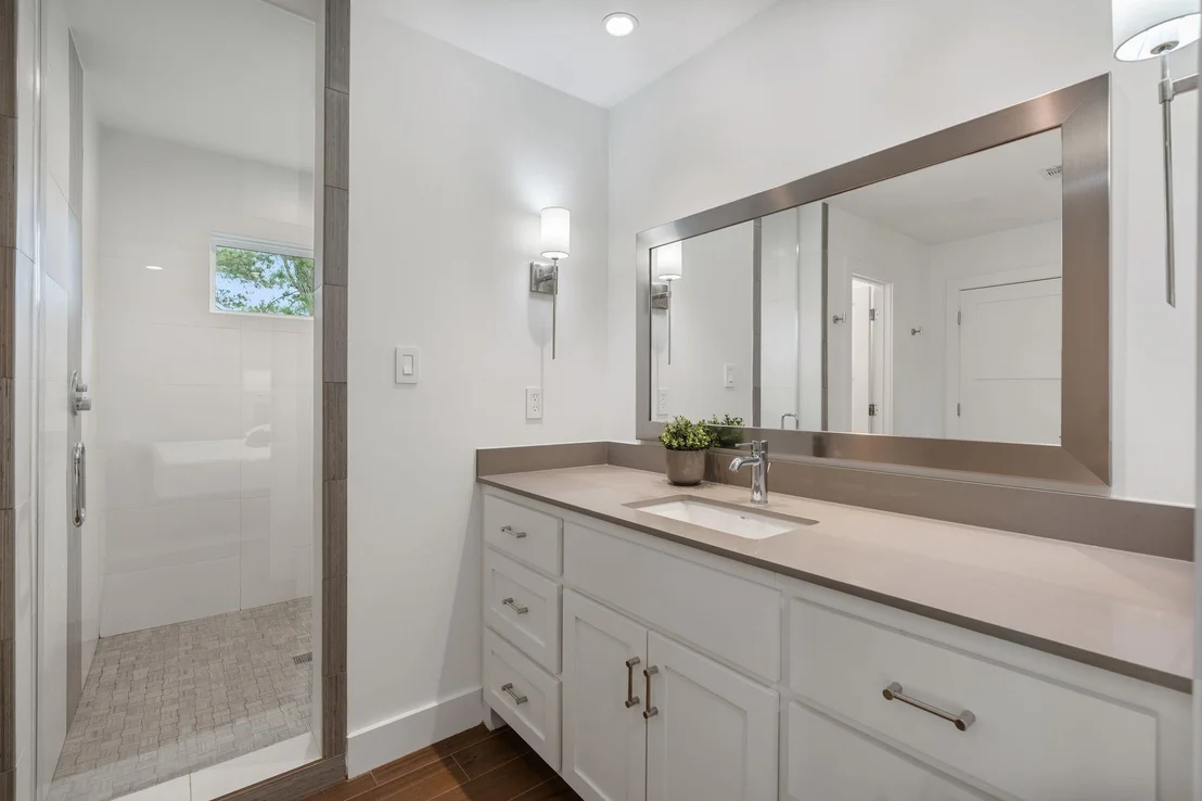 Photo of 842 W Forest Drive