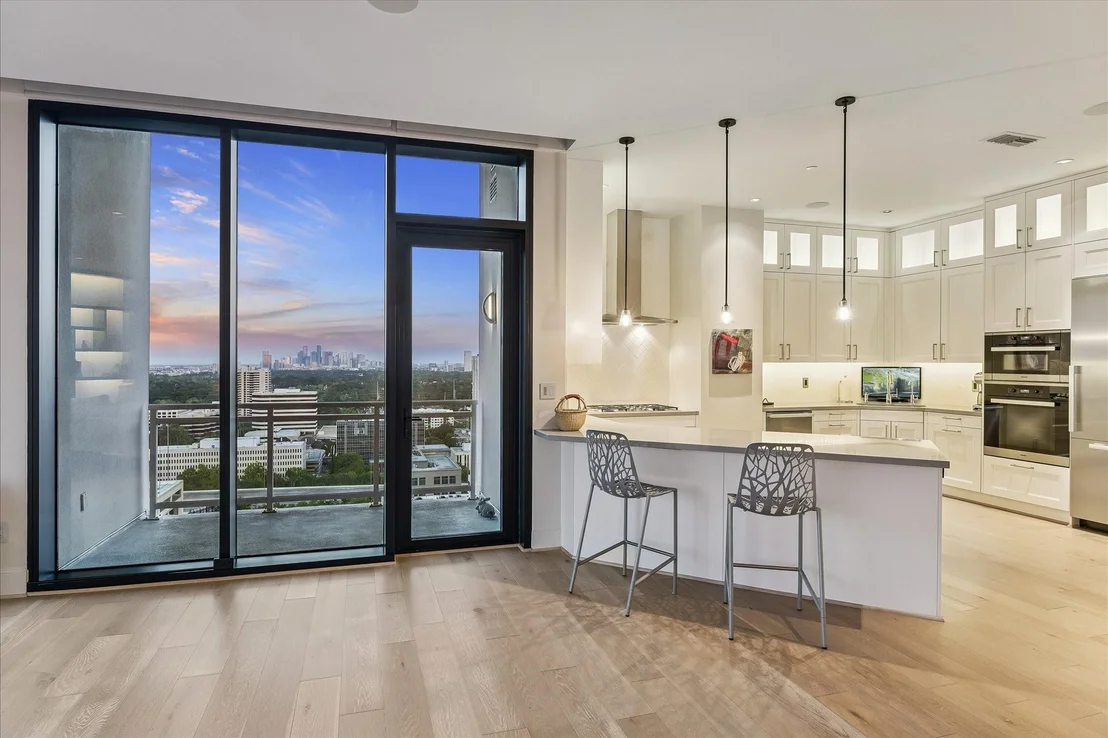 Photo of Unit 2202 at 1409 Post Oak Boulevard