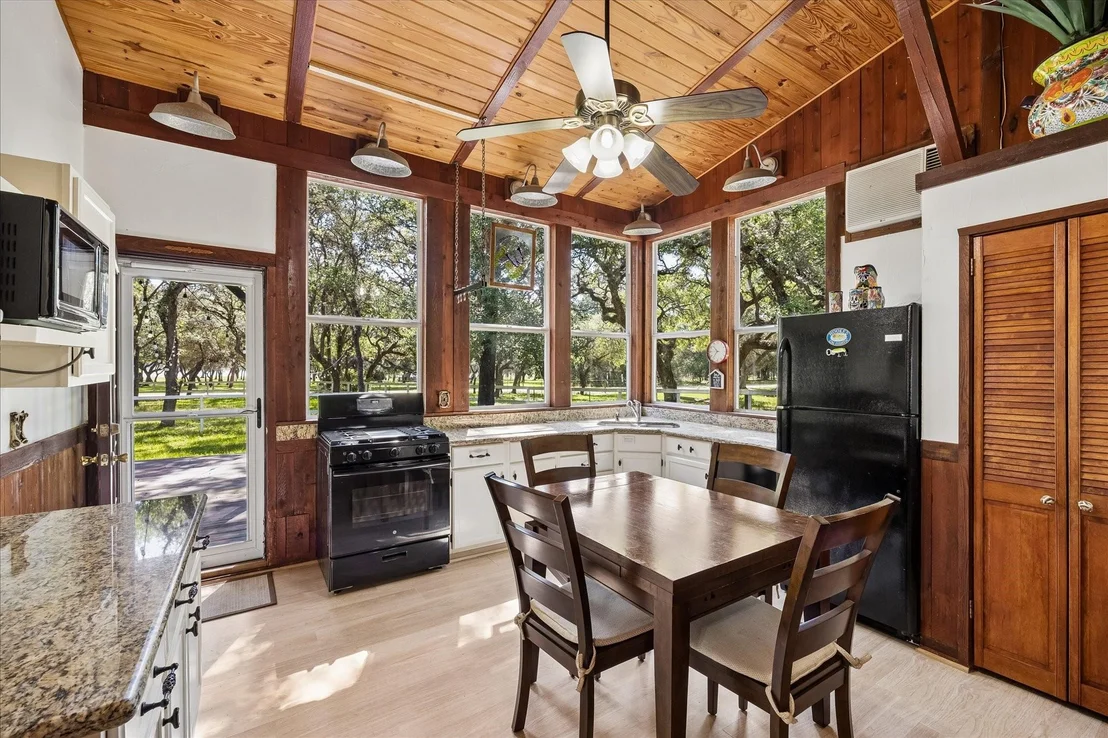 Photo of 302 Bluebonnet Bend