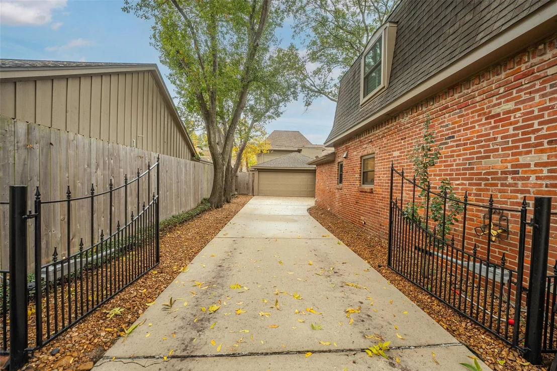 Photo of 14610 Carolcrest Drive