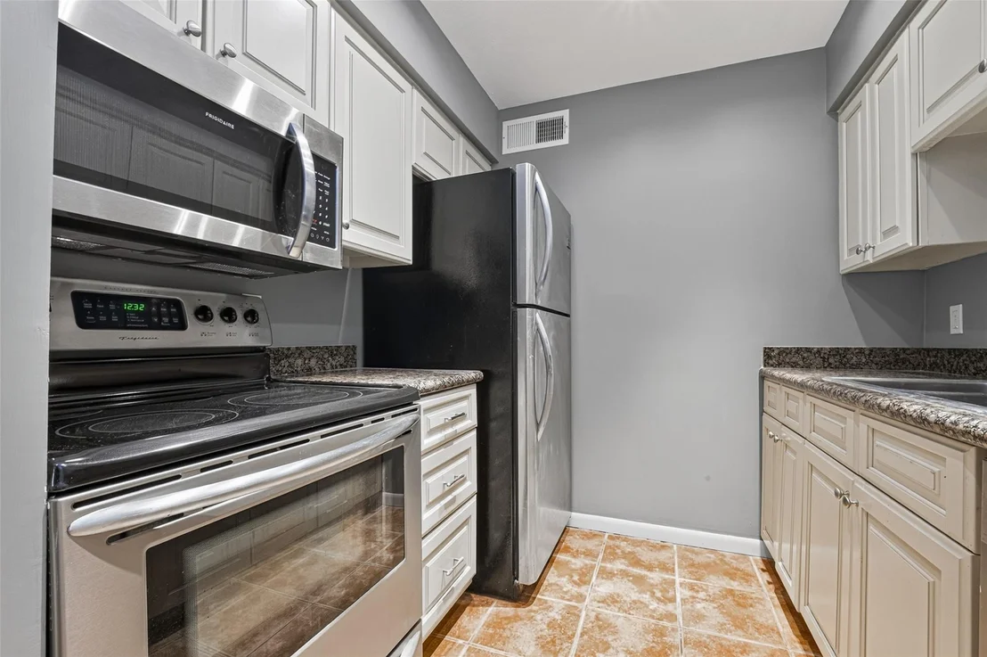 Photo of Unit 18 at 7575 Katy Freeway