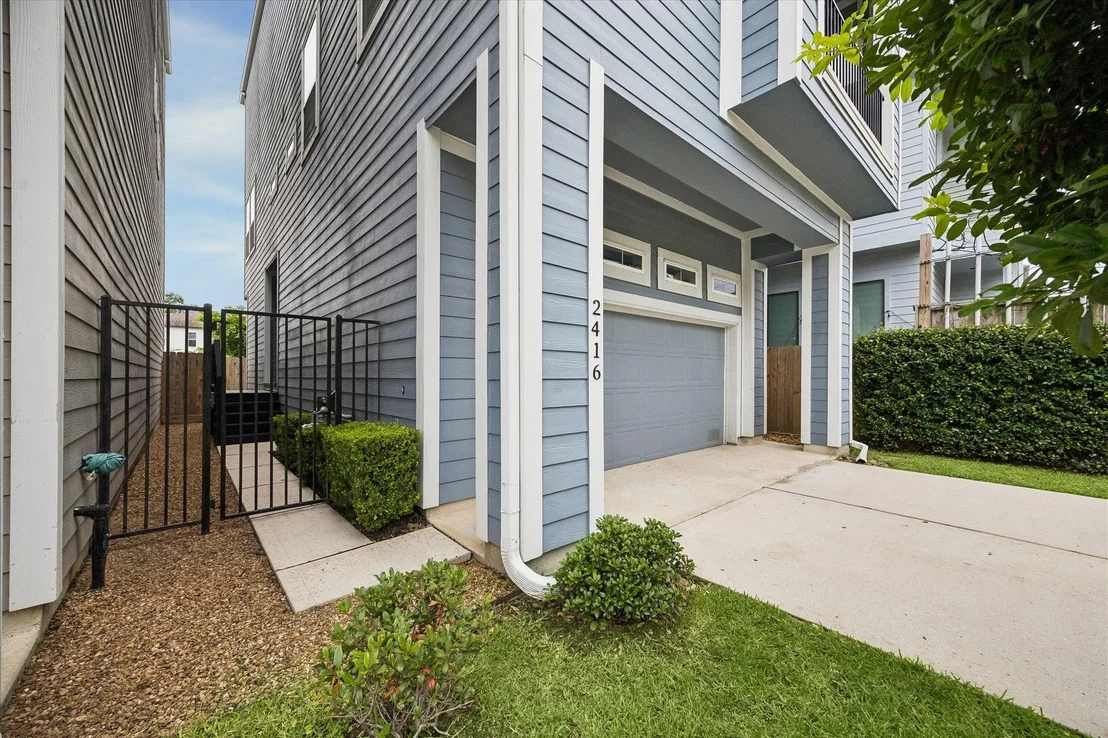 Photo of 2416 Couch Street