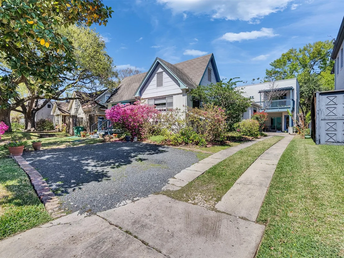 Photo of 2328 South Boulevard