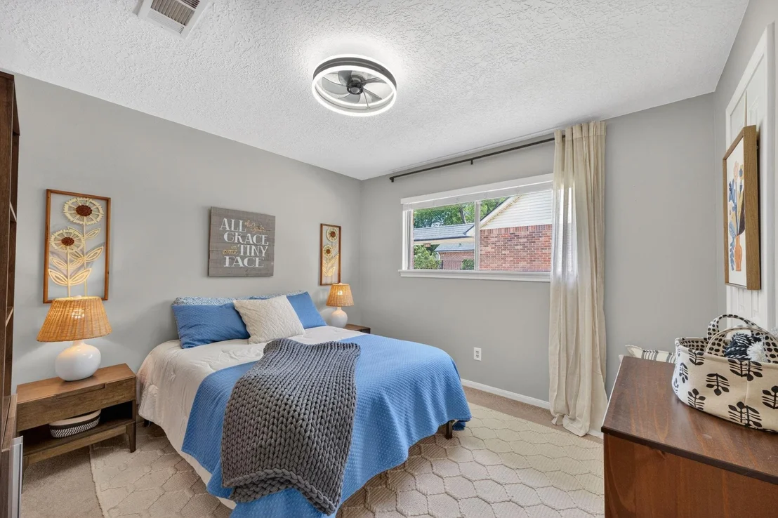 Photo of 1602 S Hearthside Drive