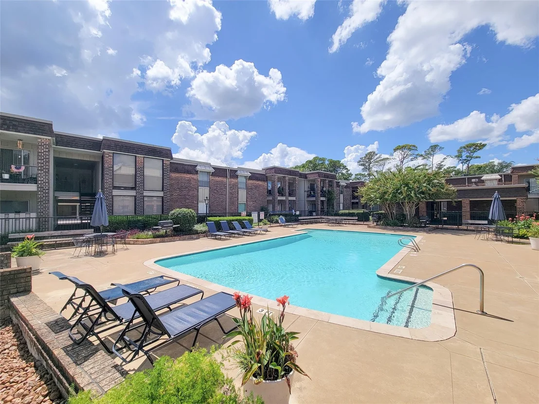 Photo of Unit 111 at 7575 Katy Freeway