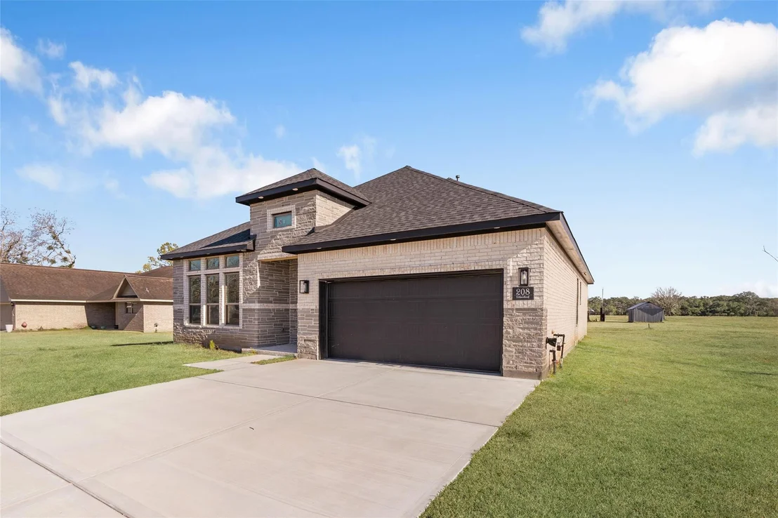 Photo of 208 Silverleaf Street