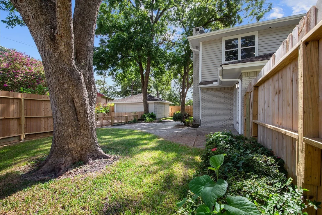 Photo of 5026 Saxon Drive