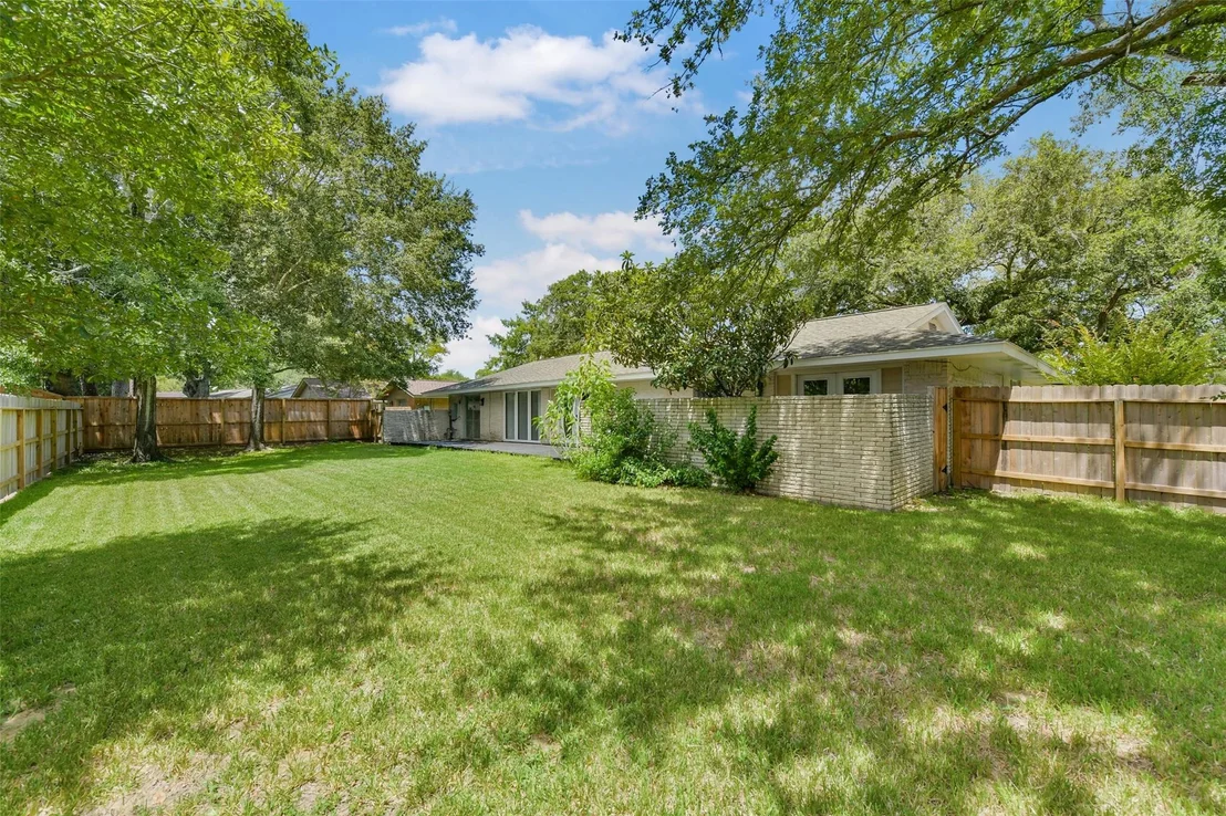 Photo of 1616 Redway Lane