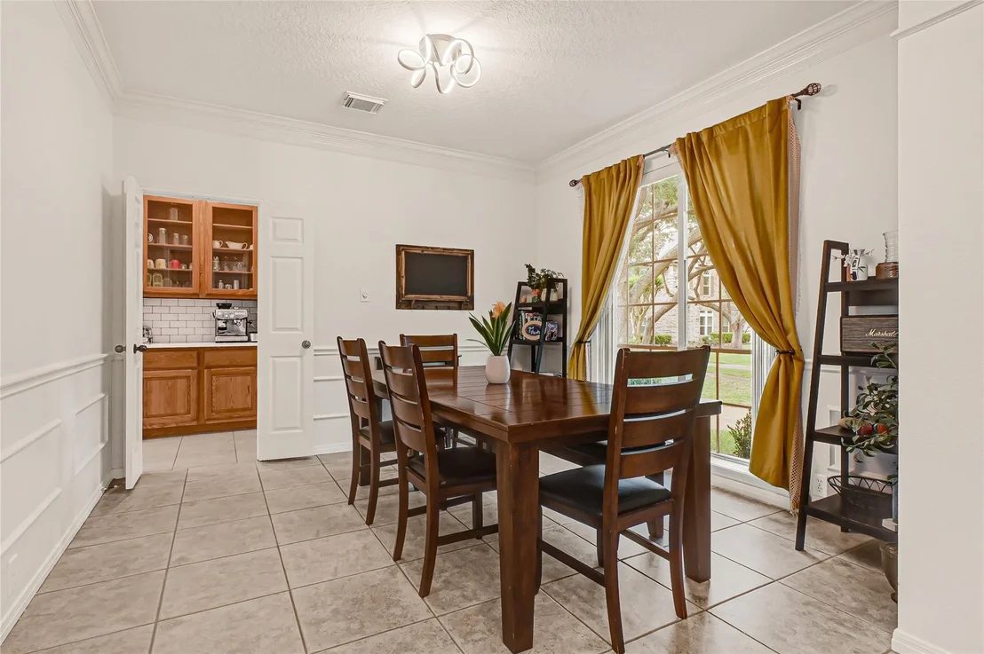 Photo of 1302 Blackthorne Drive