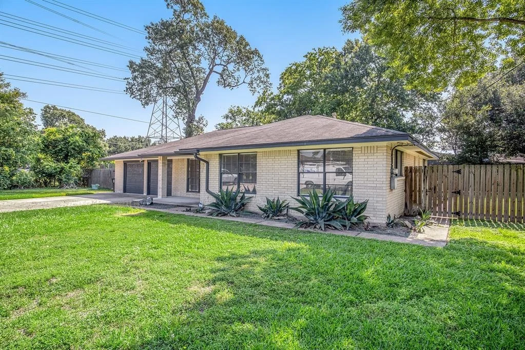 Photo of 2922 Helberg Road