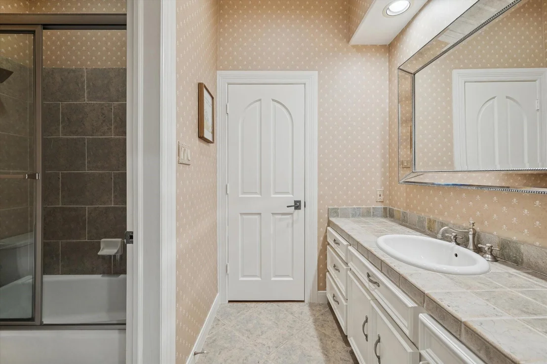 Photo of 47 N Regent Oak