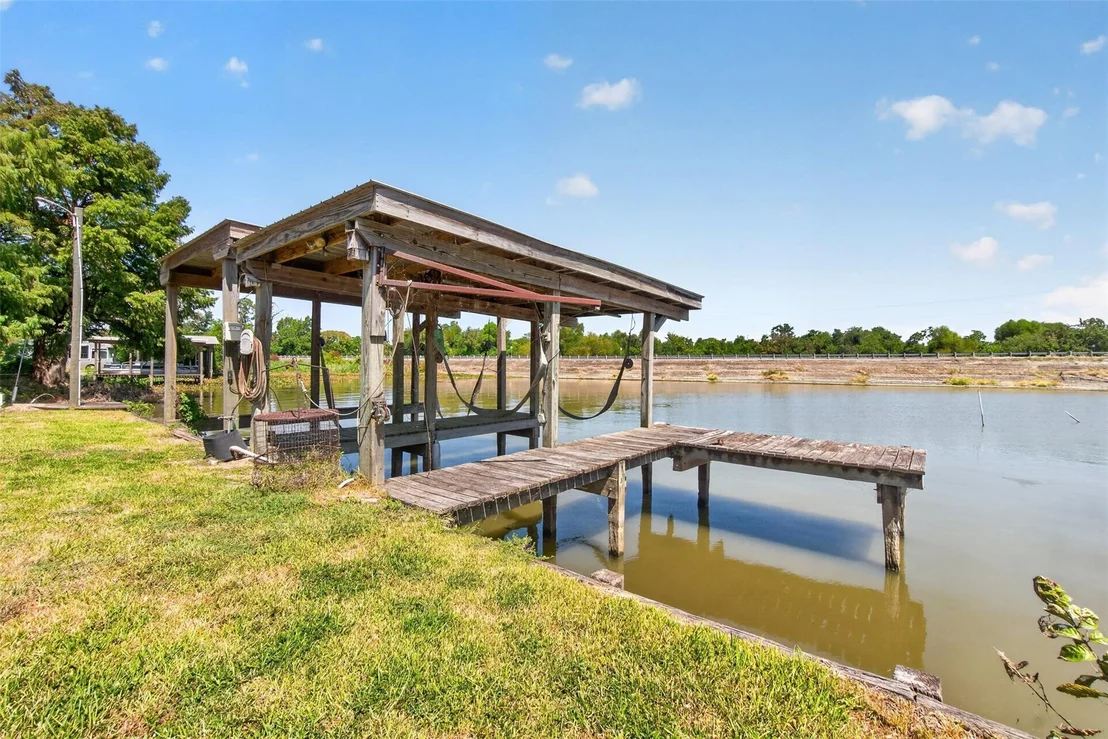 Photo of 281 Lakeshore N