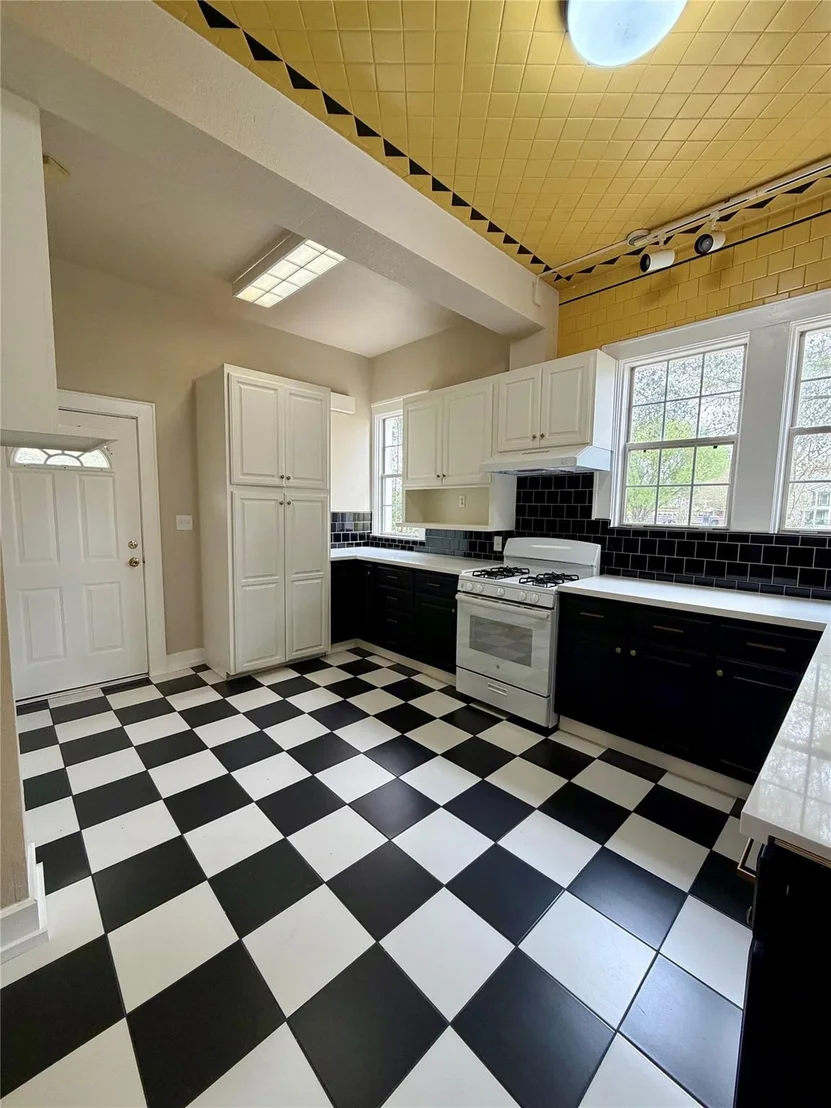Photo of 2149 Lakeshore Drive